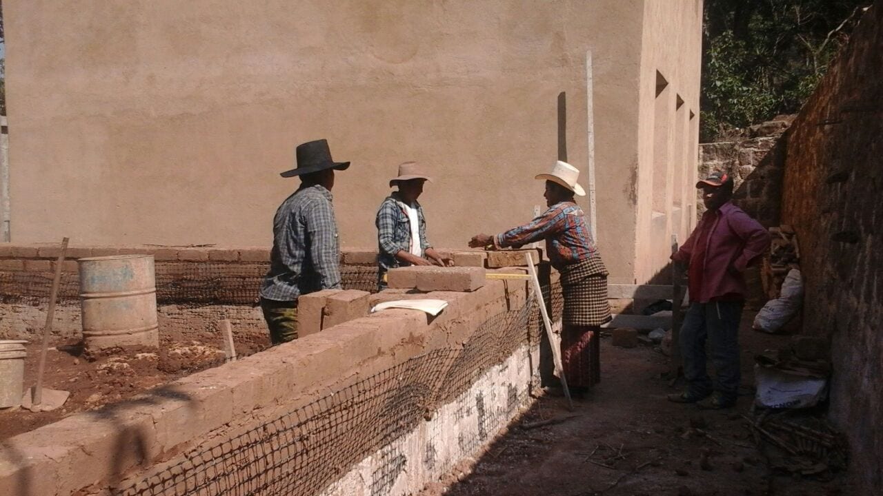 Bauarbeiten für ein weiteres Klassenraummodul in San Pedro la Laguna