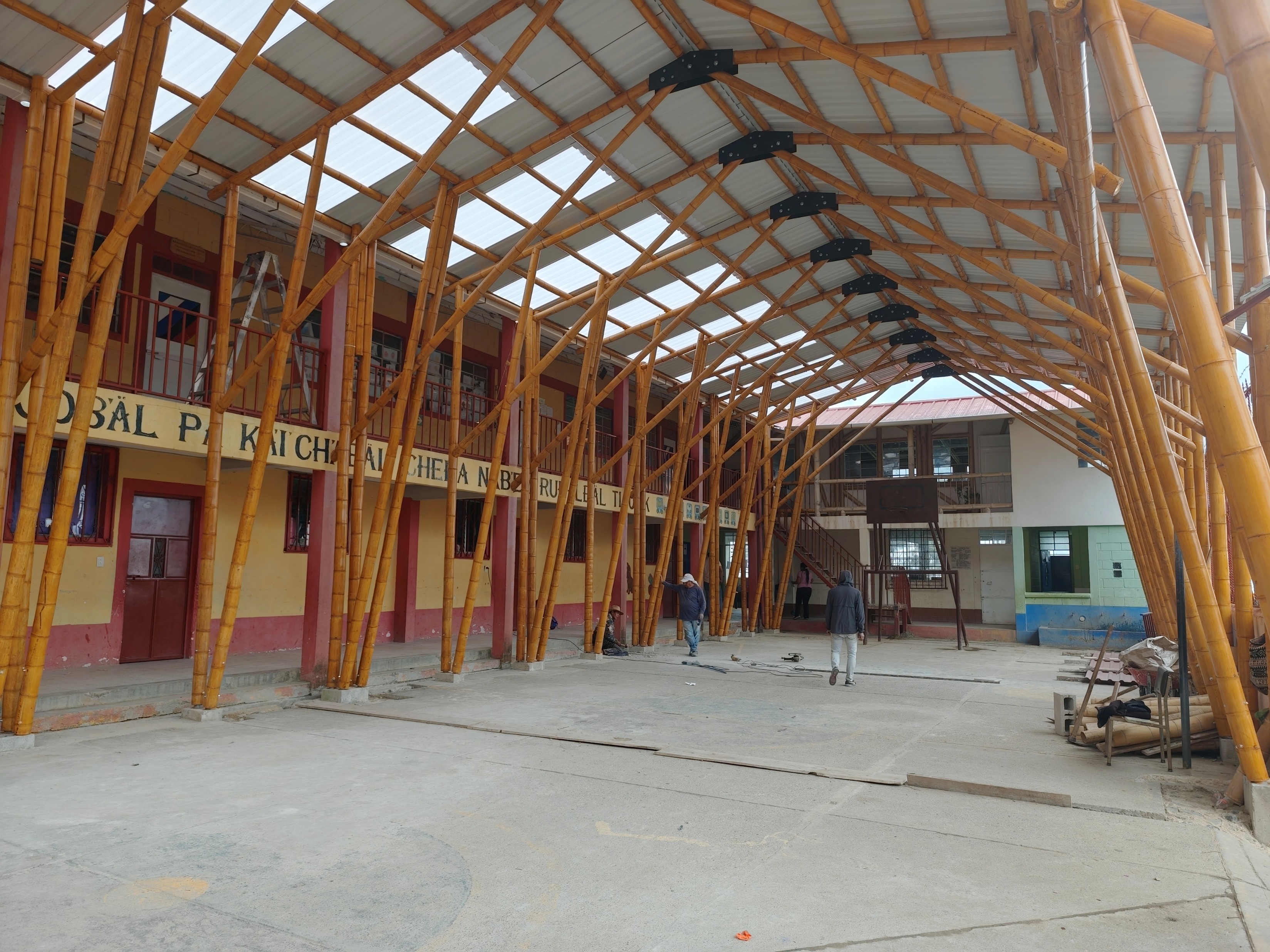 Überdachung des Schulhofs in Vasconcelos