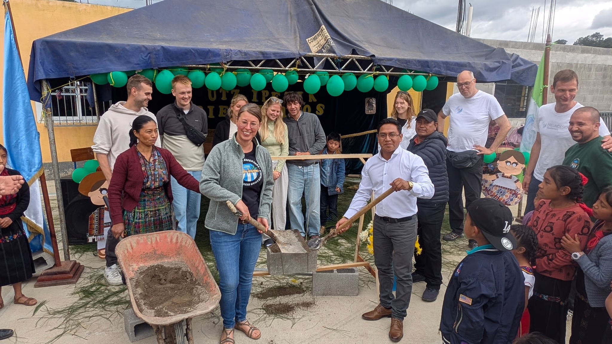 Grundsteinlegung bei Schulerweiterung in La Guadalupana
