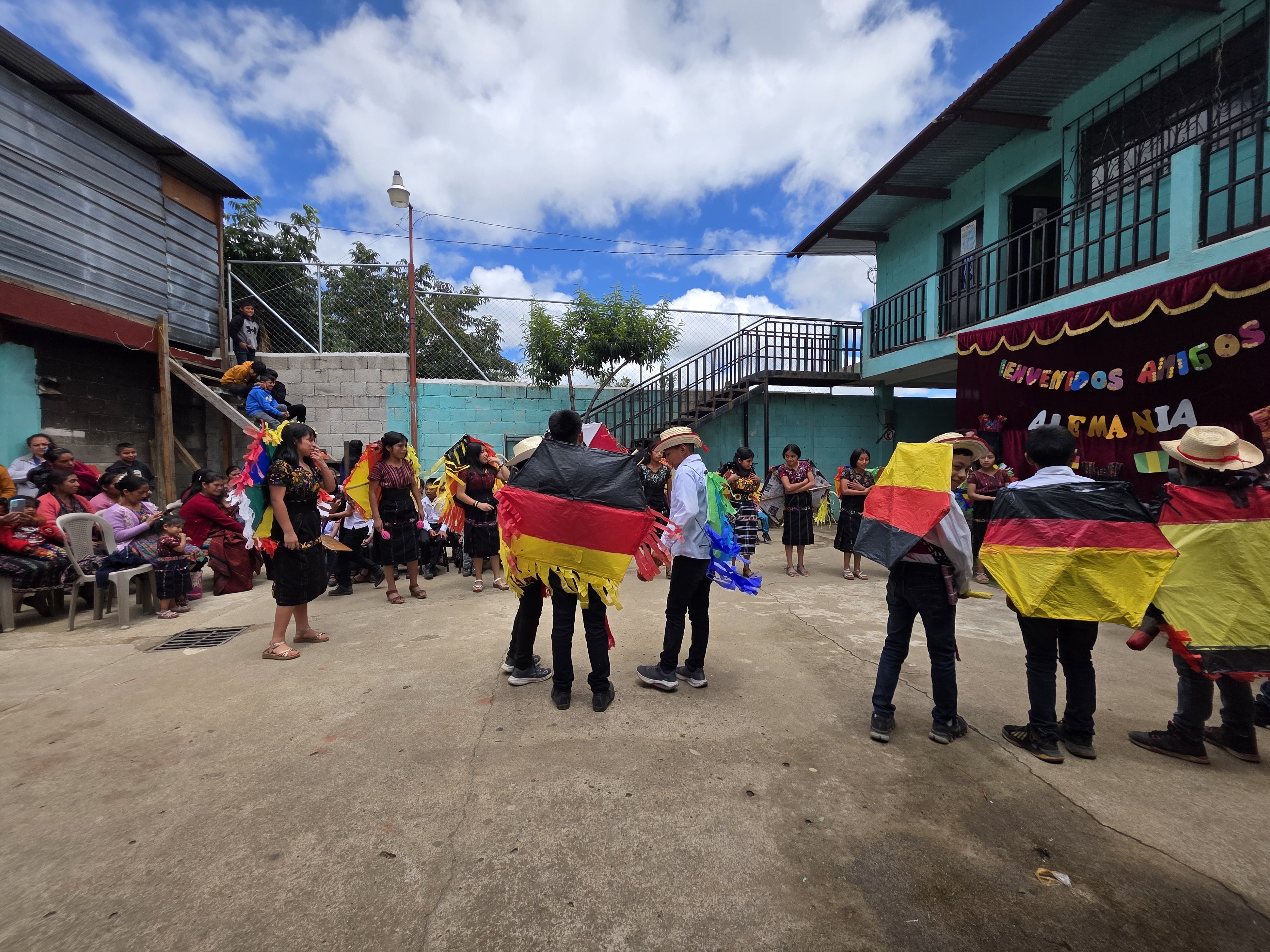 Bunter Empfang in El Xolbé mit Musik und Tanz
